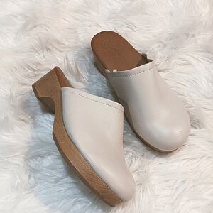 Universal Thread Magnolia Cream Leather Slip On Woodgrain Heel Mule Clogs